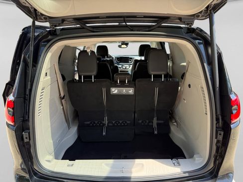 Used 2021 Chrysler Pacifica Touring-L w/ Uconnect Theater Family Group FWD image 23