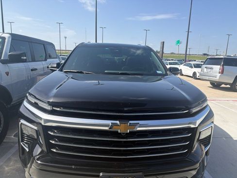 Used 2026 Chevrolet Traverse High Country FWD image 2