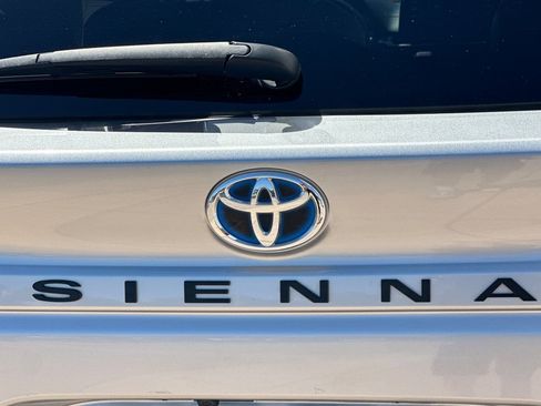 Used 2022 Toyota Sienna XLE FWD image 32