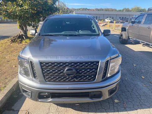 Used 2018 Nissan Titan SV w/ SV Convenience Package image 2