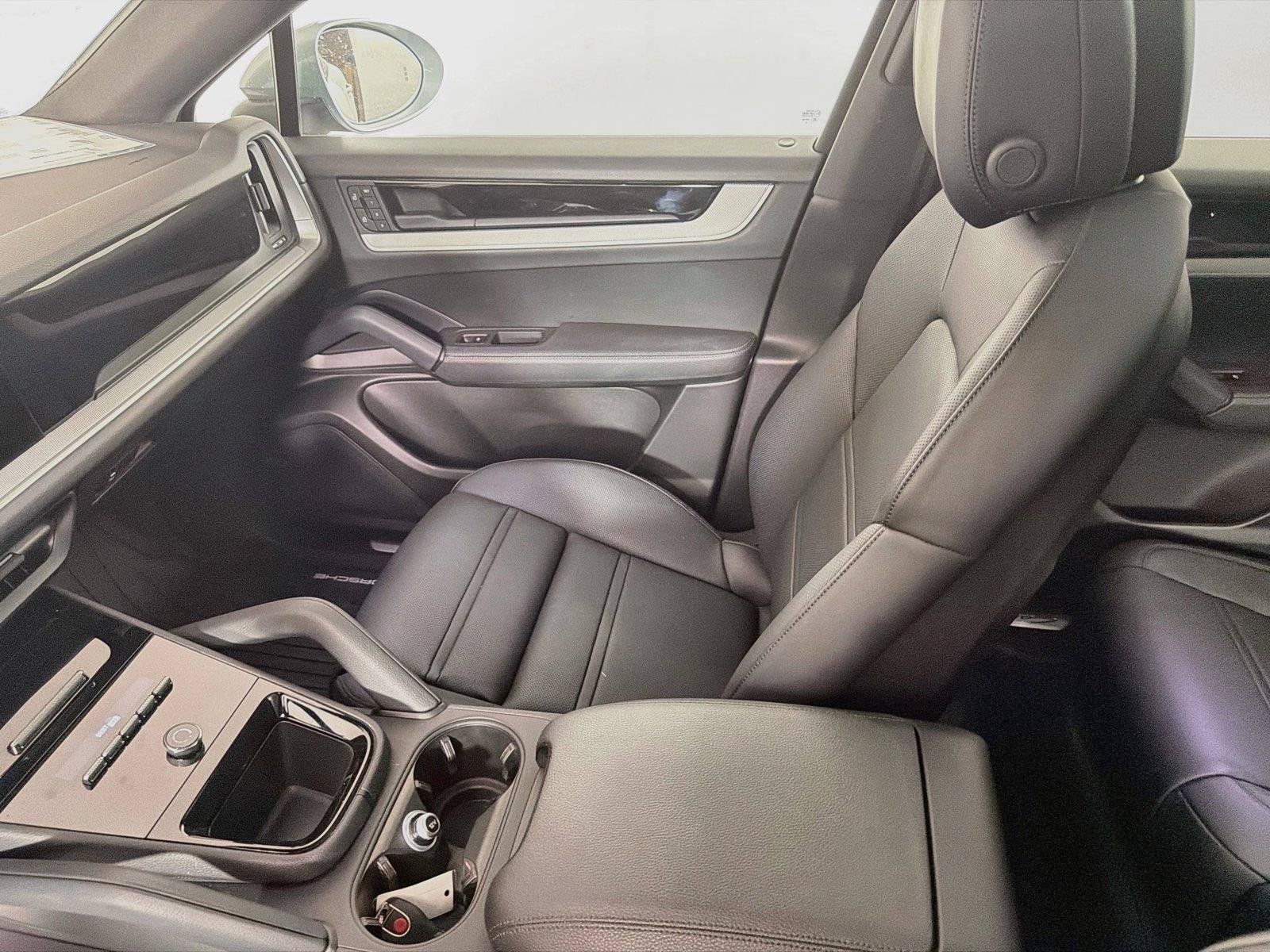 Certified 2024 Porsche Cayenne Coupe AWD/4WD image 30