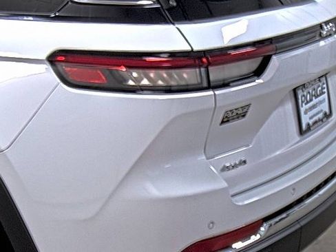 Used 2023 Jeep Grand Cherokee Limited w/ Luxury Tech Group II image 10