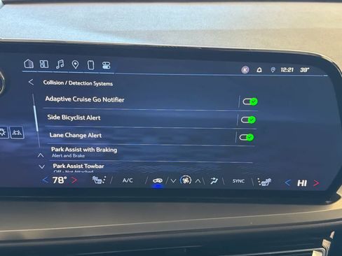 Used 2025 Chevrolet Traverse LT image 49