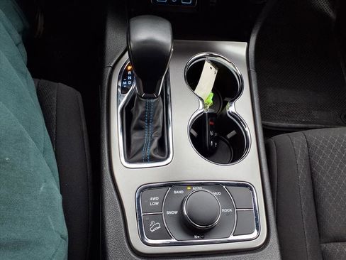 Used 2018 Jeep Grand Cherokee Laredo image 19