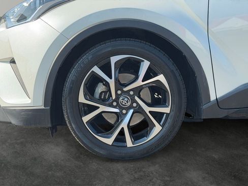 Used 2019 Toyota C-HR XLE FWD image 4