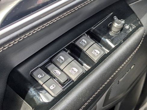 Certified 2024 Jeep Wagoneer L Series II w/ Flexible Seating Group image 22