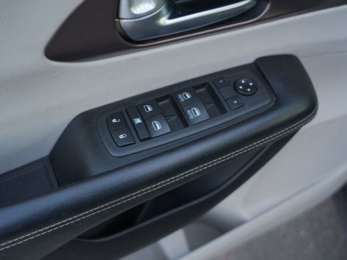 Used 2020 Chrysler Voyager LX image 19