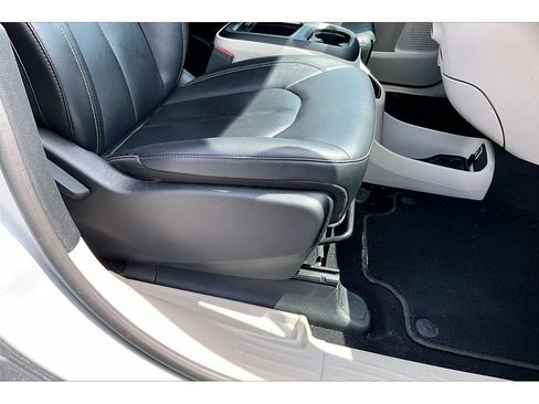 Used 2024 Chrysler Pacifica Touring-L FWD image 44