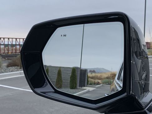 Used 2022 GMC Yukon XL Denali image 15