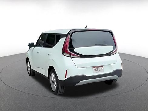 Used 2025 Kia Soul LX w/ LX Technology Package FWD image 11