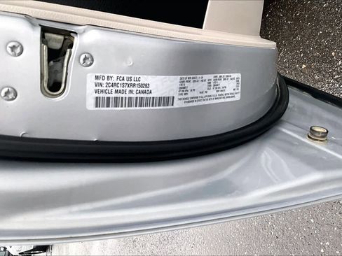 Used 2024 Chrysler Pacifica Select image 21