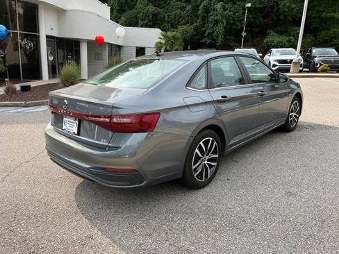 Used 2025 Volkswagen Jetta SE FWD image 3