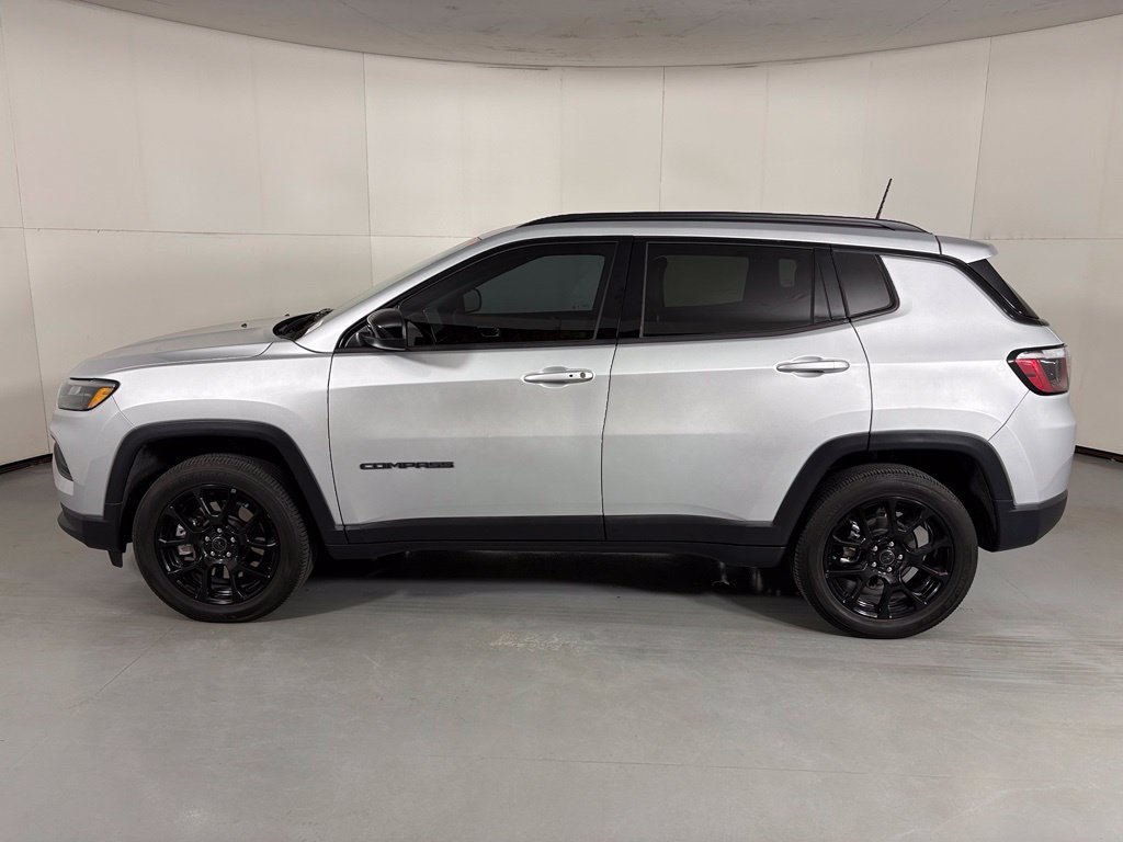 Used 2025 Jeep Compass Latitude w/ Convenience Group AWD/4WD image 5