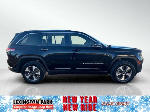 Used 2023 Jeep Grand Cherokee 4WD w/ Luxury Tech Group II image 4