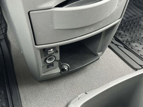 Used 2010 Chrysler Town & Country Touring FWD image 29