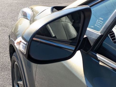 Used 2021 Toyota C-HR XLE image 19