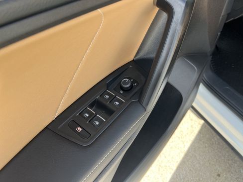 Used 2023 Volkswagen Tiguan SE w/ Panoramic Sunroof Package image 14