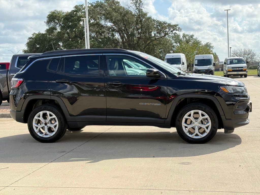 Used 2024 Jeep Compass Latitude AWD/4WD image 5