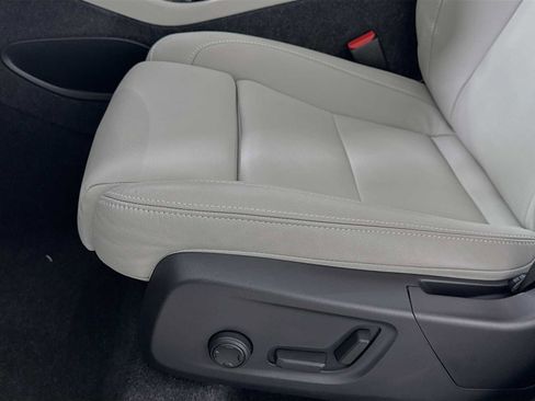 Used 2025 Volvo XC40 B5 Plus w/ Protection Package Premier image 18