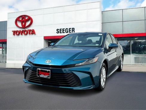 Certified 2025 Toyota Camry Hybrid image 6