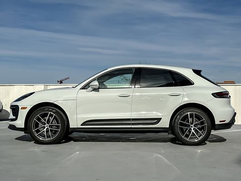 Certified 2024 Porsche Macan image 2
