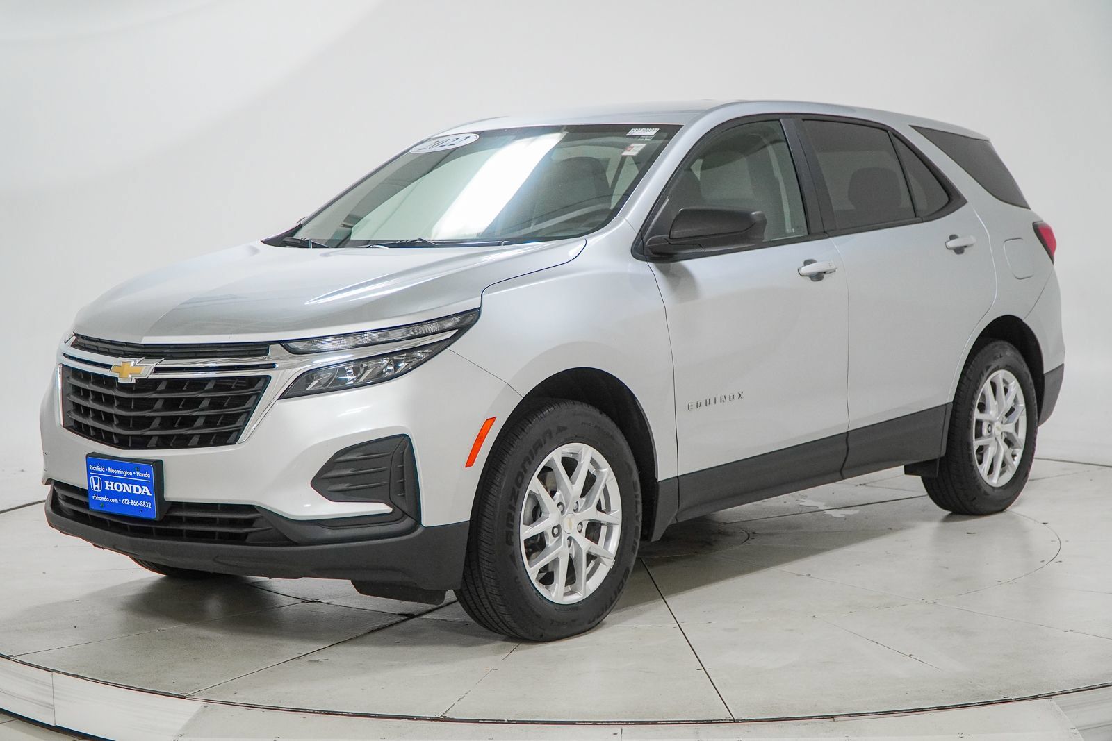 Used 2022 Chevrolet Equinox LS w/ LS Convenience Package AWD/4WD image 3