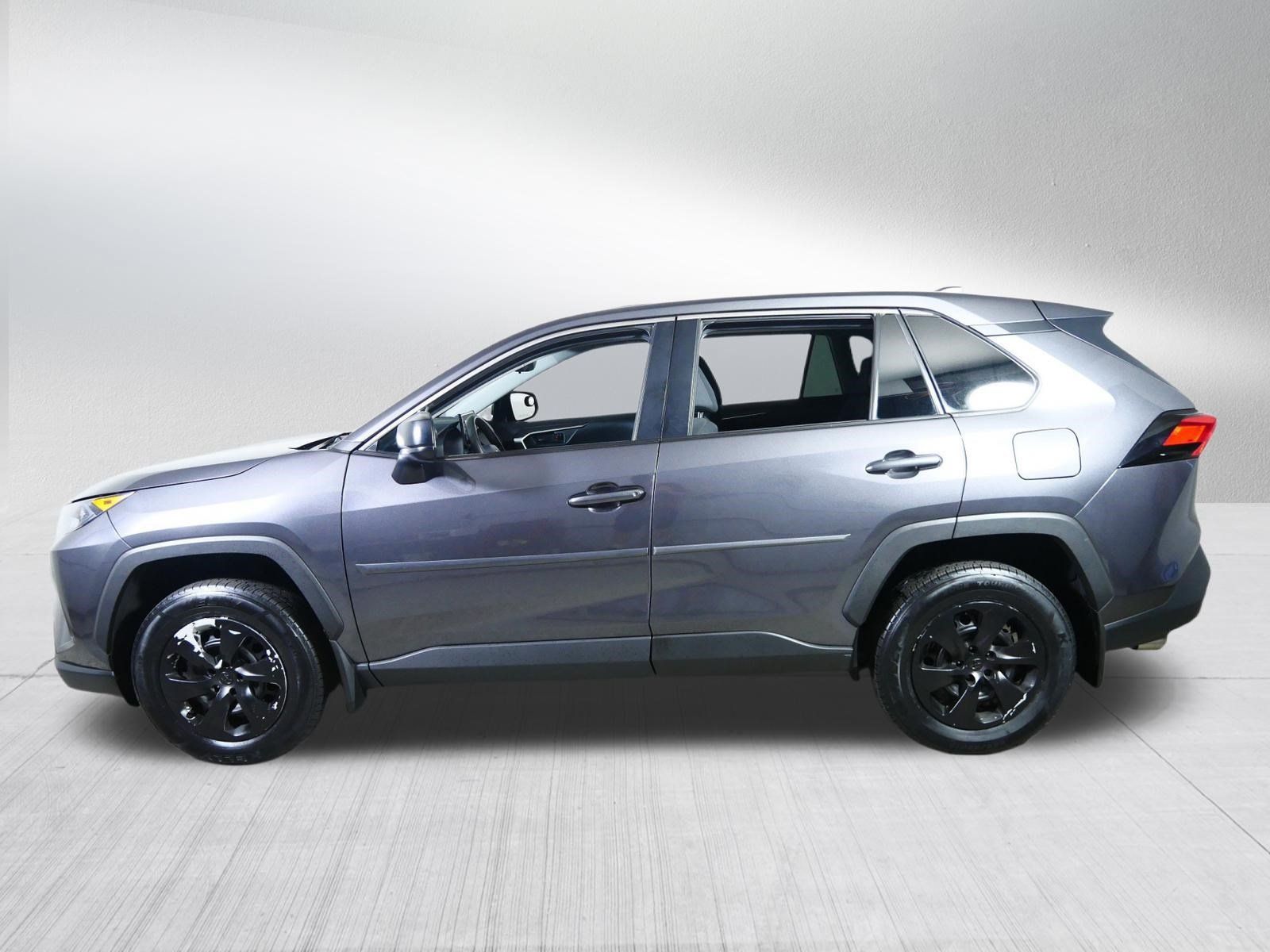 Used 2022 Toyota RAV4 LE AWD/4WD image 4
