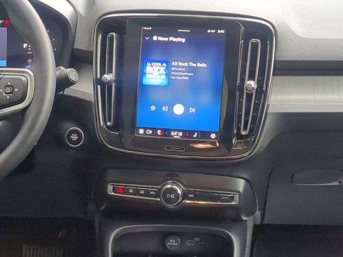 Used 2025 Volvo XC40 B5 Plus AWD/4WD image 17