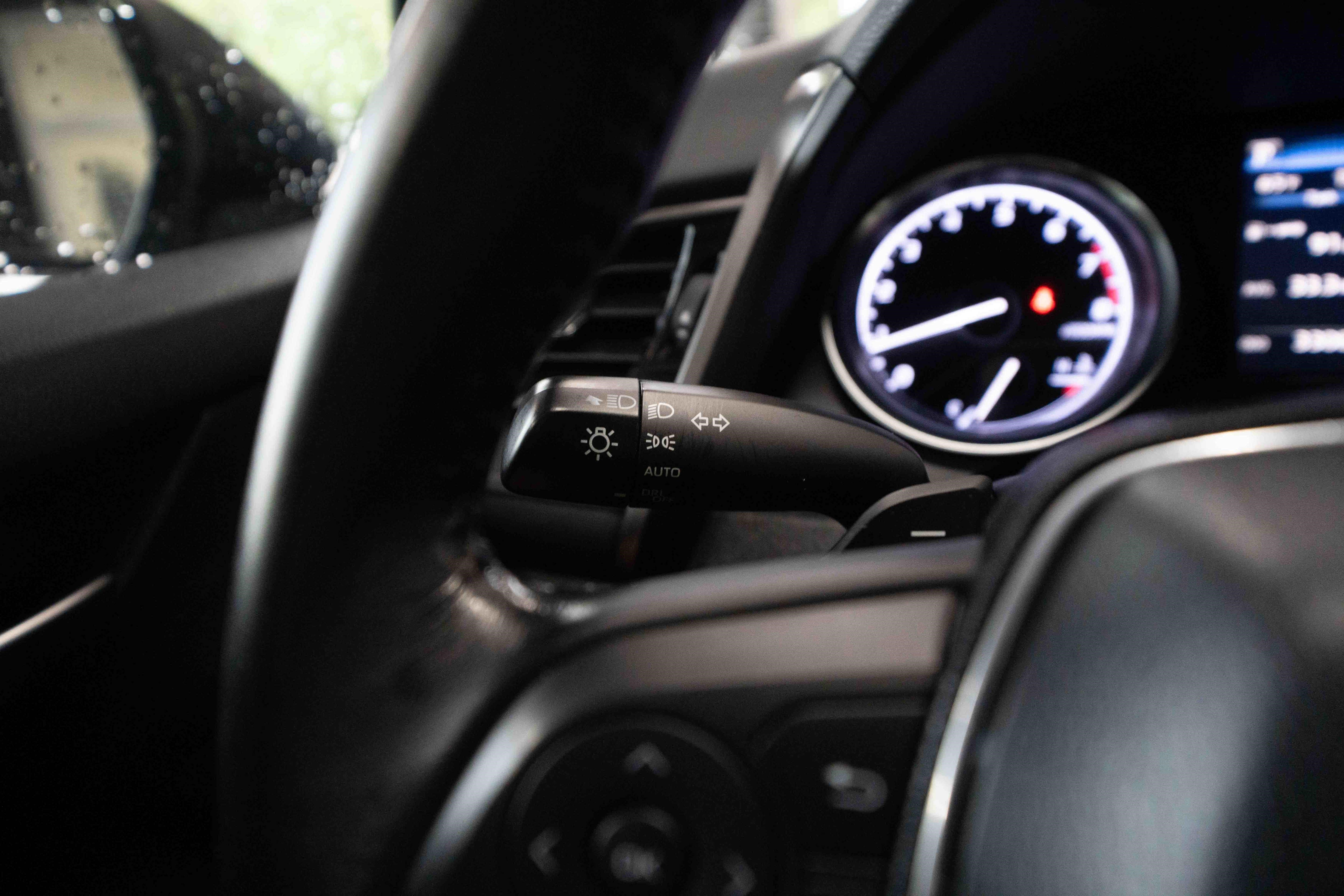 Used 2020 Toyota Camry SE FWD image 13