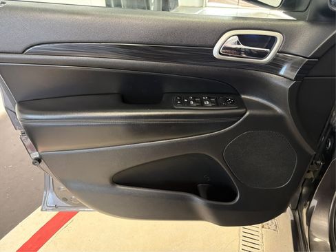 Used 2020 Jeep Grand Cherokee Altitude AWD/4WD image 24