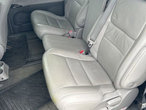 Used 2018 Toyota Sienna Limited image 4