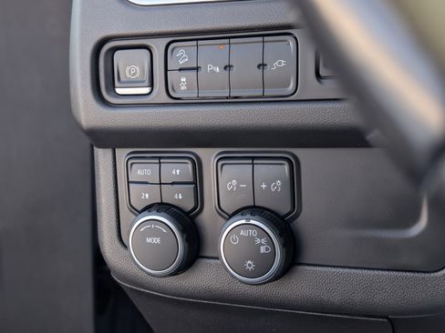 Used 2021 Chevrolet Suburban Z71 image 26