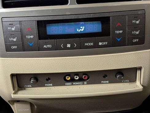 Used 2013 Lexus LX 570 4WD image 25