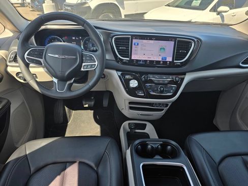 Certified 2024 Chrysler Pacifica Touring-L FWD image 18
