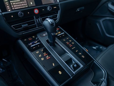 Certified 2026 Porsche Macan Turbo AWD/4WD image 15