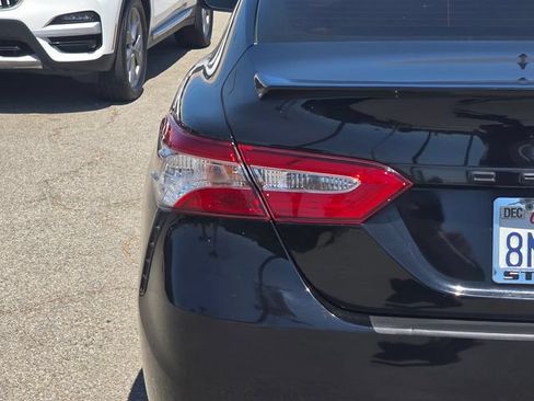 Used 2020 Toyota Camry SE w/ Blackout Package FWD image 6