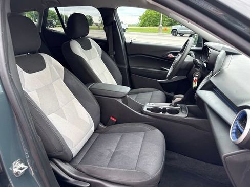 Used 2025 Chevrolet Trax LS w/ LS Convenience Package FWD image 29