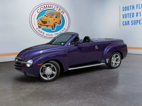 Used 2004 Chevrolet SSR w/ Preferred Equipment Group RWD image 2