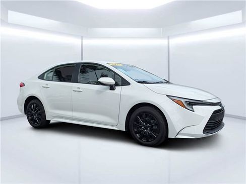 Used 2025 Toyota Corolla LE FWD image 1