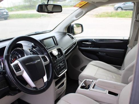 Used 2015 Chrysler Town & Country Touring w/ Driver Convenience Group FWD image 19