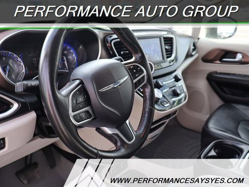 Used 2019 Chrysler Pacifica Touring-L image 15