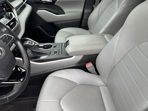 Used 2021 Toyota Highlander XLE AWD/4WD image 17