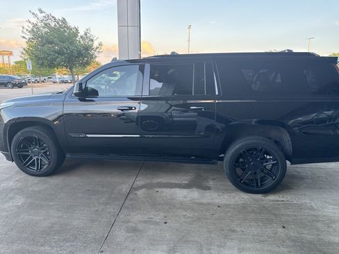 Used 2017 Cadillac Escalade ESV Platinum image 3