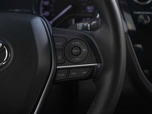 Used 2020 Toyota Camry XLE FWD image 18