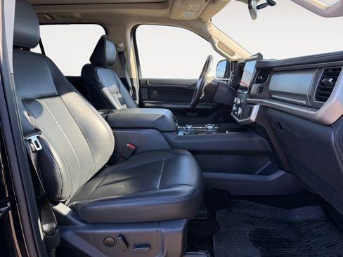 Used 2022 Ford Expedition XLT image 17