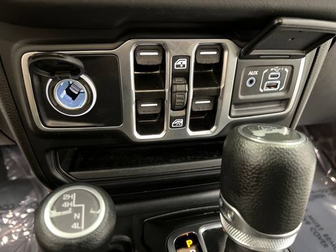 Used 2025 Jeep Wrangler Unlimited Sahara AWD/4WD image 49