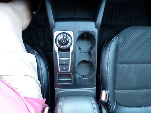 Used 2025 Ford Escape SE w/ Class II Trailer Tow Package image 21