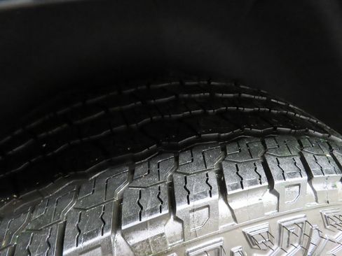 Used 2025 Chevrolet Suburban Z71 image 39