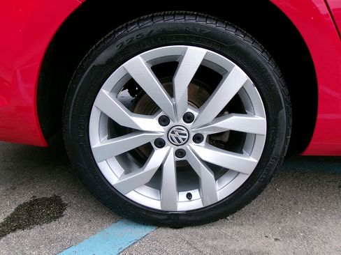 Used 2019 Volkswagen Golf S image 9