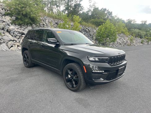 Used 2023 Jeep Grand Cherokee Limited w/ Luxury Tech Group II AWD/4WD image 1